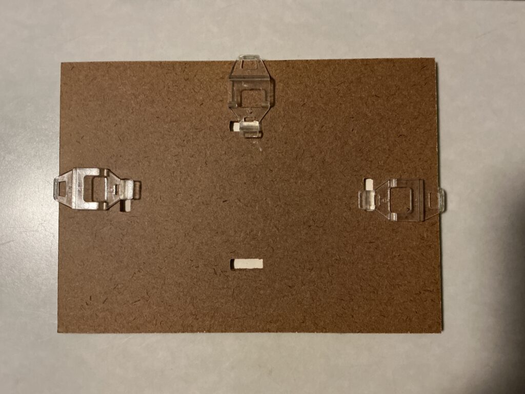 Die Klammerlöcher, die sich auf dem Bild abzeichen.